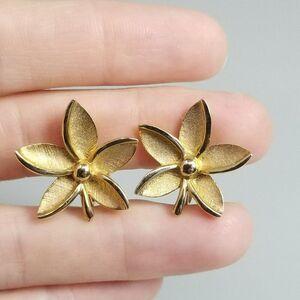 Vintage Crown Trifari Brushed Gold Tone Flower Clip On Earrings, Signed Estate